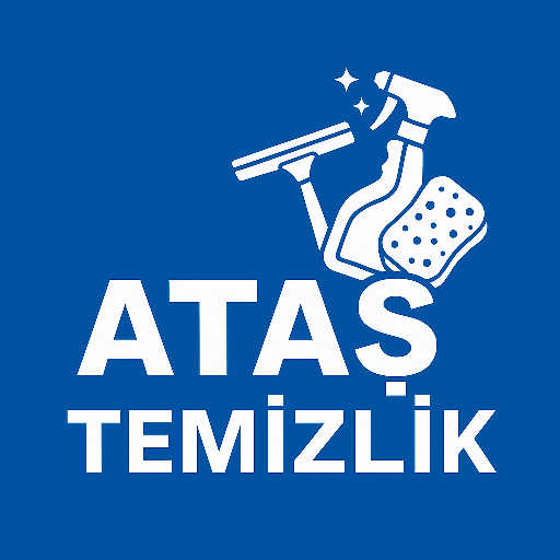 Mavi zemin üzerine beyaz renkte yazılmış “ATAŞ TEMİZLİK” ifadesi ve üst kısmında sprey şişesi, cam sileceği ve sünger ikonlarının yer aldığı temizlik temalı modern logo.